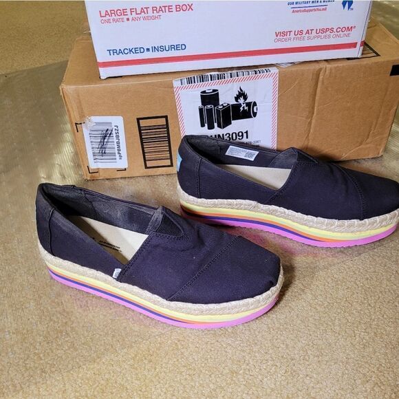 TOMS   - Picture 6 of 9